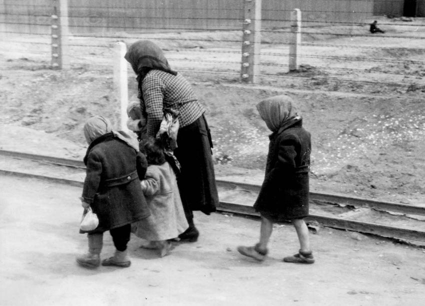 Birkenau, Polen – Eine Frau mit Kindern, als nicht „arbeitsfähig“ erachtet, gehen ohne es zu wissen zur Gaskammer Nr. 4.